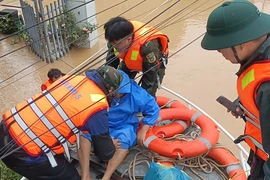 Bộ đội căng mình ứng cứu người dân vùng lũ