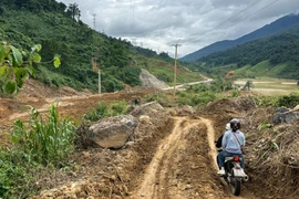 Hơn trăm ngàn m3 đất đá đổ xuống quốc lộ 14E, giao thông ách tắc