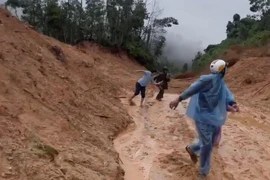 Clip nhóm người chết trong gang tấc khi sạt lở đổ xuống
