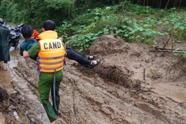 Công an và người dân cùng cứu em học sinh bị nước cuốn, đưa đi bệnh viện kịp thời. 