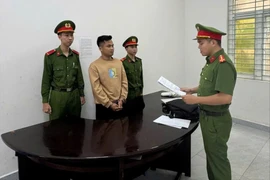 Công an tống đạt quyết định khởi tố đối với Dương. Ảnh: CA