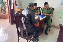 Ông V chia sẻ bài viết xuyên tạc công an, bị xử phạt 7,5 triệu đồng. Ảnh: CA