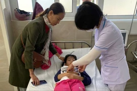 Cháu bé bị sốt cao may mắn được CSGT đưa đến bệnh viện cấp cứu kịp thời. Ảnh: CSGT