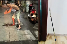 Hoàng cầm hung khí đập phá. Ảnh: CA