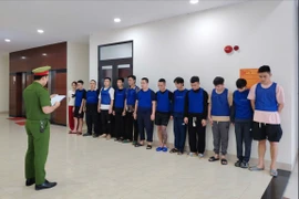 Công an bắt 13 người lừa đảo khi vừa nhập cảnh từ Campuchia vào Việt Nam. Ảnh: CA