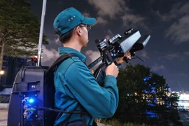 Quân sự dùng súng áp chế UAV xử lý triệt để tàu bay không người lái trái phép. Ảnh: QS