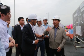 Phó Bí thư Thường trực Thành ủy Đà Nẵng Nguyễn Đình Vĩnh kiểm tra tại dự đường ven biển 129. Ảnh: TN
