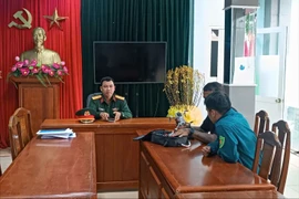 Lực lượng chức năng nhắc nhở du khách bay flycam trái phép. Ảnh: QS