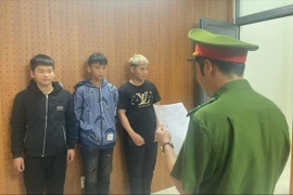 Công an đọc lệnh bắt nhóm thanh thiếu niên chặn xe, cướp tài sản của người đi đường. Ảnh: CA