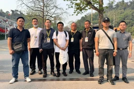 Bàn giao Wang Hua cho phía Công an Trung Quốc. Ảnh: CA