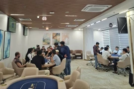 Cảnh sát hình sự kiểm tra, phát hiện nhiều người đánh bạc. Ảnh: CA