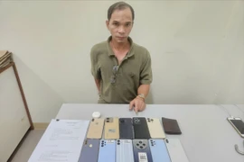 Khoa cùng tang vật vụ án. Ảnh: CA