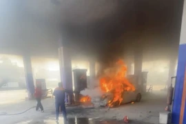 Ô tô bốc cháy ở cây xăng. Ảnh: TN