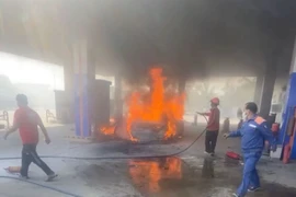 Ô tô bốc cháy ngùn ngụt. Ảnh: TN