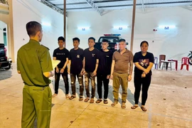 Công an đọc lệnh giữ người. Ảnh: CA