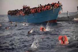 Lật tàu ngoài khơi Libya, nghi 90 người thiệt mạng
