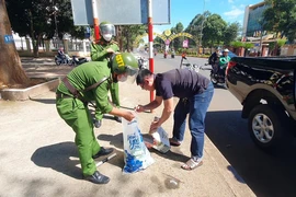 Trộm một thùng bia bán để mua ma túy, đang chạy trốn thì té gãy chân