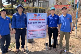 Những chàng trai bán hoa đào, gây quỹ ủng hộ trẻ em nghèo đón Tết