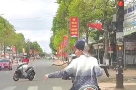 Công an xác minh clip 2 thiếu niên cầm súng, chạy xe vượt đèn đỏ