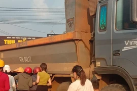 Mẹ ôm thi thể con trai khóc ngất sau tai nạn