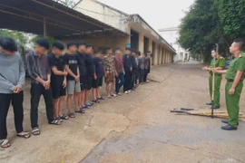 Công an thu giữ hàng chục dao rựa khi ngăn chặn vụ hỗn chiến trên phố