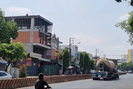 Thanh sắt công trình xây dựng rơi trúng đầu người đi đường