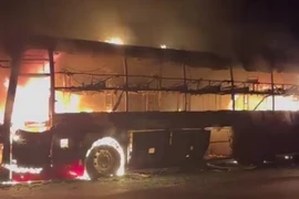 Xe khách bất ngờ bốc cháy, hàng chục hành khách thoát nạn