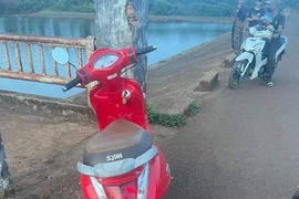 1 phụ nữ tử vong dưới hồ nước, trên bờ có xe máy và đôi dép