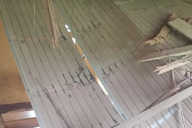 Trần nhà của 10 phòng học ở xã vùng biên bị mối mọt, nguy cơ đổ sập