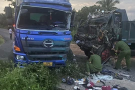 Xe ben bể nát đầu sau cú tông vào xe tải, 2 tài xế nhập viện