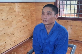 Cha dượng nhiều lần làm bậy với con gái riêng của vợ hờ 