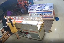 Công an truy tìm một phụ nữ cướp tiệm vàng ở Đắk Lắk