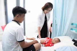 Nghiện ăn tóc, bé 3 tuổi phải nhập viện cấp cứu