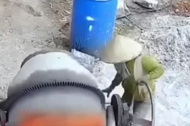 Máy trộn hồ rò điện làm 1 phụ nữ bị điện giật tử vong