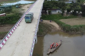 Xe chở cát qua cầu, còn người dân phải thuê đò qua sông