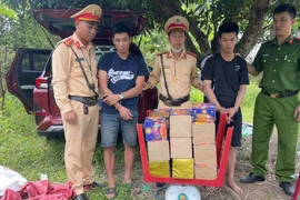 Truy đuổi ô tô vi phạm tốc độ, công an phát hiện ma túy và pháo nổ