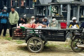 Khi công an điều tra thi thể trên xe lôi ở nghĩa trang thì có người ra đầu thú