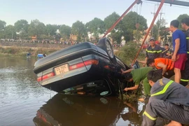  Ô tô lao xuống hồ thuỷ lợi, tài xế may mắn được cứu