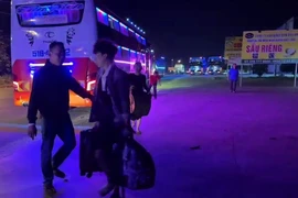 Sản phụ bị vỡ ối trên xe khách, tài xế cầu cứu cảnh sát giao thông