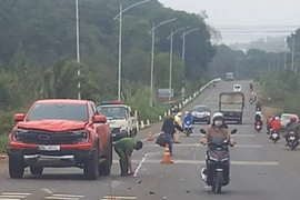 Cụ ông 82 tuổi chạy xe máy va chạm ô tô bán tải, tử vong 