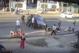 Clip: Người dân hợp sức nâng ô tô, cứu người kẹt dưới gầm 