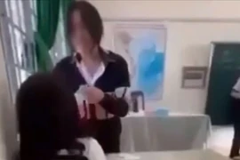 Nữ sinh mang dụng cụ chích điện vào lớp dọa bạn bị đình chỉ học 1 tuần