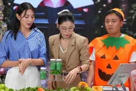Công an kiểm tra nhà máy kẹo Kera do Quang Linh Vlogs và hoa hậu Thùy Tiên quảng cáo