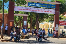 Phụ huynh phải đón con sớm vì nhiều trường ở Buôn Ma Thuột dừng dạy thêm 