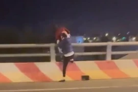 Hai thanh niên ngăn cản một phụ nữ có ý định nhảy cầu tại Buôn Ma Thuột
