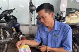 Trả lại 60 tờ vé số cho người đánh rơi, bảo vệ được mời cà phê nhưng không nỡ uống