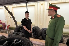 Lái xe bán tải đi trộm bánh ô tô