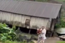Sạt lở đồi gây sập nhà, người đàn ông ôm cháu nhỏ kịp chạy thoát