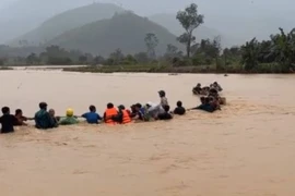 Bắc dây thừng qua sông, sơ tán 200 hộ dân khỏi vùng có nguy cơ sạt lở