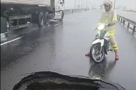 Video: Hố sâu cùng dòng nước xoáy lạ xuất hiện trên quốc lộ 1 ở Đắk Lắk
